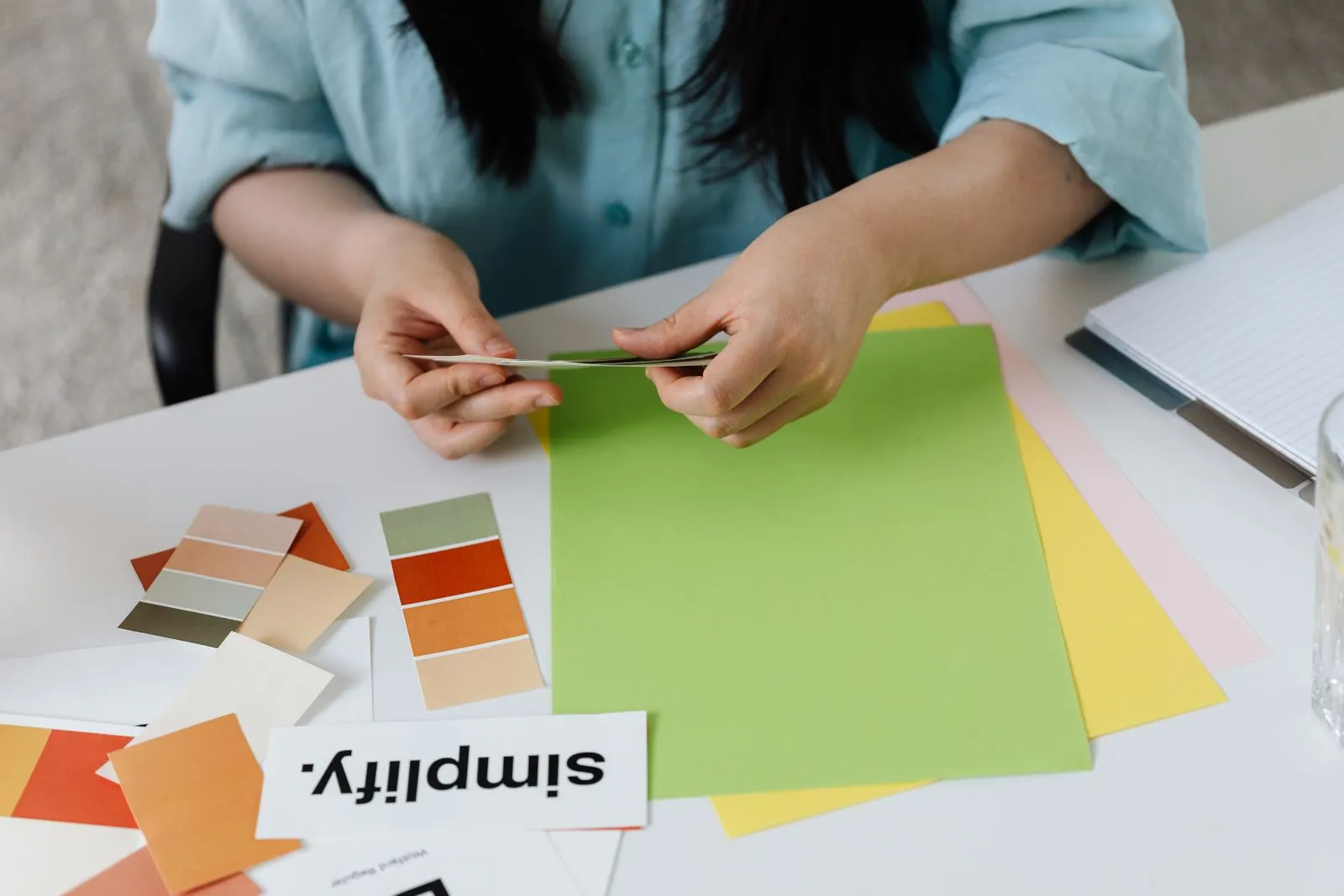 Bunte Papier- und Farbmuster auf dem Tisch – Grafik- und Printdesign
