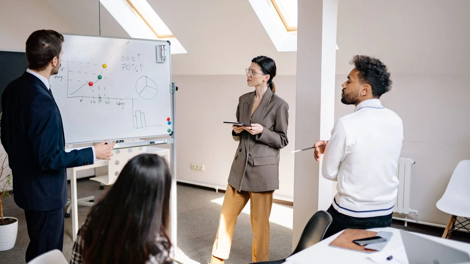 Mittelständisches Team erarbeitet im Meeting die strategische Positionierung des Unternehmens
