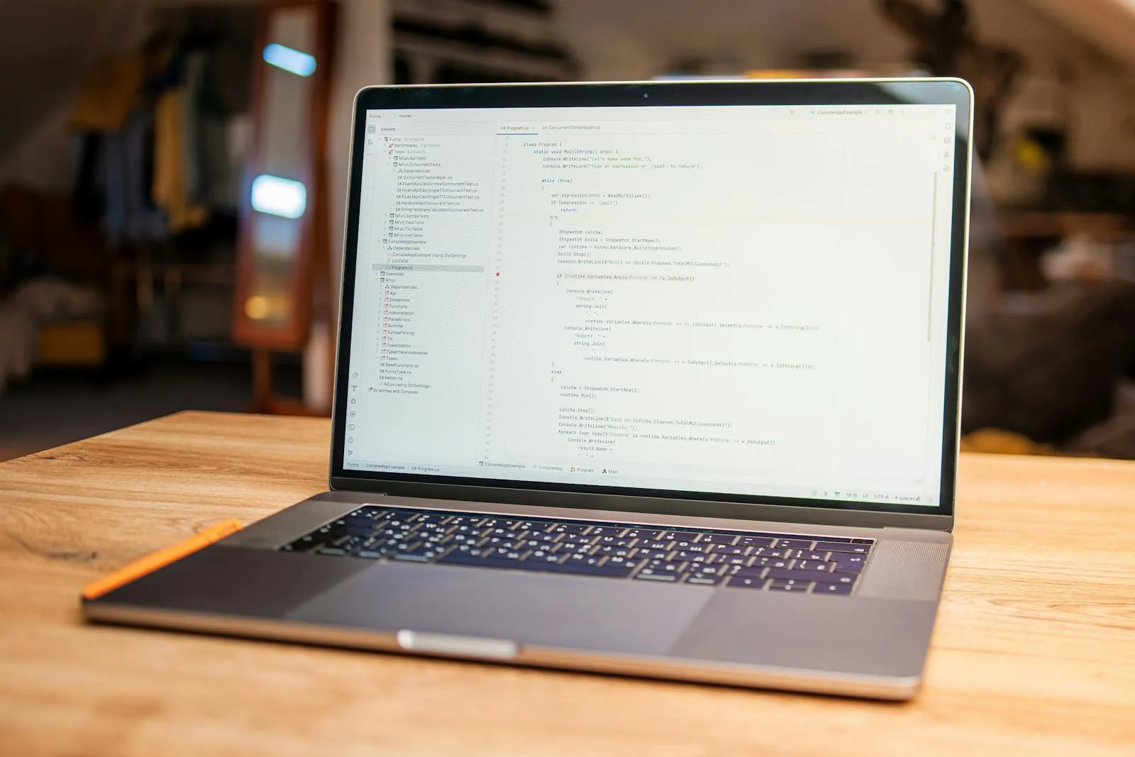 Laptop mit Code auf einem Holztisch – Webentwicklung und Technik